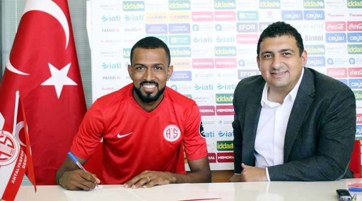 Maicon imzayı attı