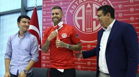 Menez'in imza töreninde güldüren diyalog