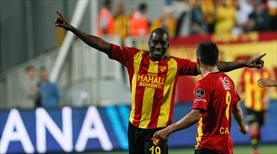 "Demba Ba Göztepe taraftarının önünde saygıyla eğildi"