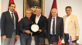 Ağaoğlu'ndan Çalımbay'a plaket