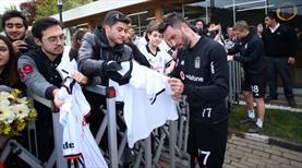 Beşiktaşlı futbolcular imza dağıttı