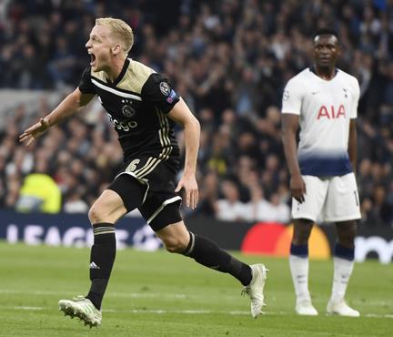 Peri masalı devam ediyor! Ajax Londra'da avantajı kaptı (ÖZET)