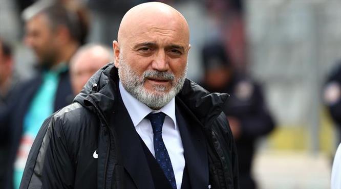 İM Kayserispor Hikmet Karaman'ı bırakmadı