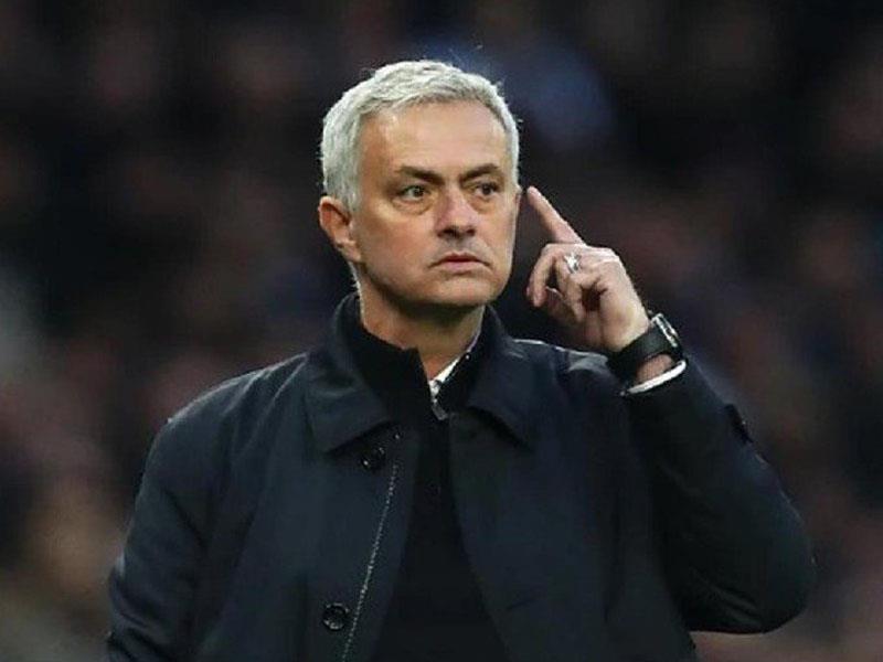 Tottenham teknik direktörü Jose Mourinho, katıldığı bir televizyon programında Tottenham'ın Ocak ayında izleyeceği transfer politikasını anlattı. Portekizli menanjer, Sporting Lizbon'ın orta saha oyuncusu Bruno Fernandes'e kapılara kapattı. 