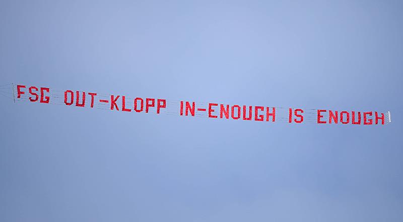 Taraftarlar, bir uçağın arkasına "FSG dışarı, Klopp içeri. Yeter artık" mesajı yazdırarak Anfield'ın semalarında uçurdu.