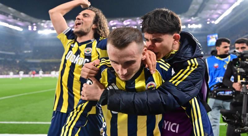• Beşiktaş, 2015/16’dan bu yana ikinci kez bir Süper Lig sezonunda Fenerbahçe’ye rakip olduğu iki maçı da kaybetti (2023/24).
