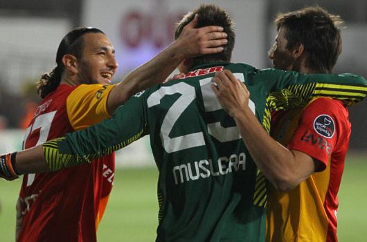 Muslera tarihe geçti