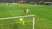 Cenk Tosun kaleci ile karşı karşıya