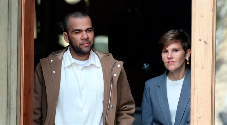 Dani Alves, sosyal hayata 'partileyerek' döndü!