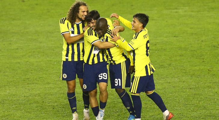 Fenerbahçe, Azerbaycan'da 2 golle kazandı