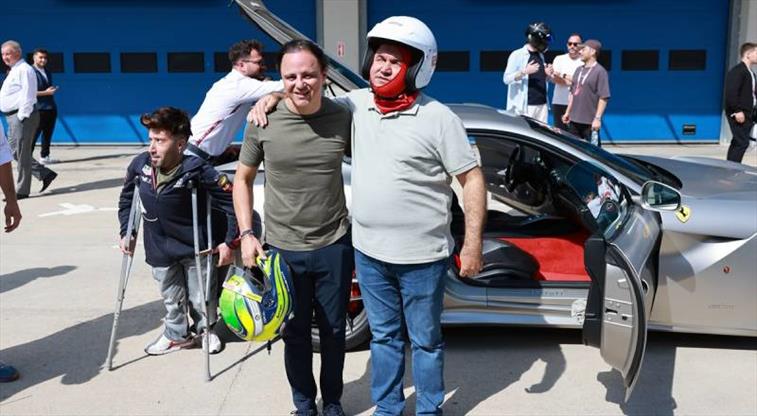 Felipe Massa, görme engelli vatandaş ile İstanbul Park'ta piste çıktı
