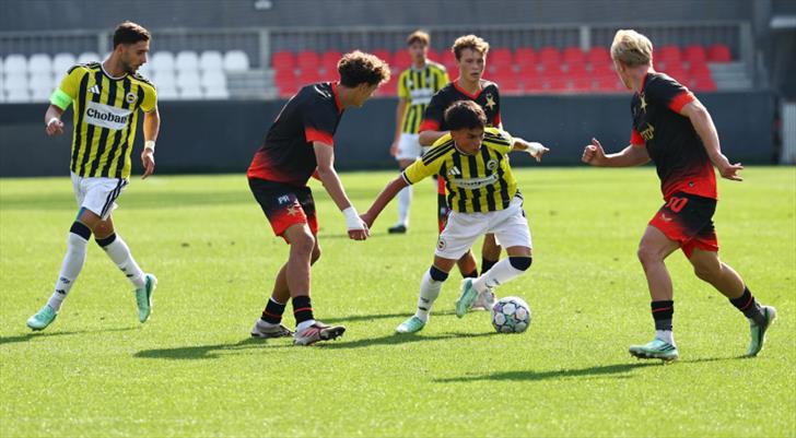Günün ilk maçında Slavia Prag, Fenerbahçe'yi yendi