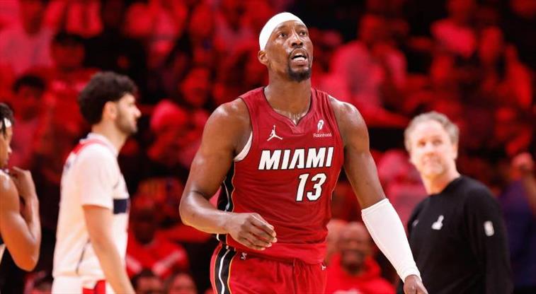 NBA'de tarihi gece! Kobe Bryant'ı geride bıraktı