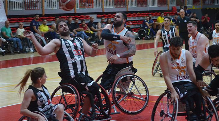 Galatasaray Fuzul'ü deviren Beşiktaş finale yükseldi!