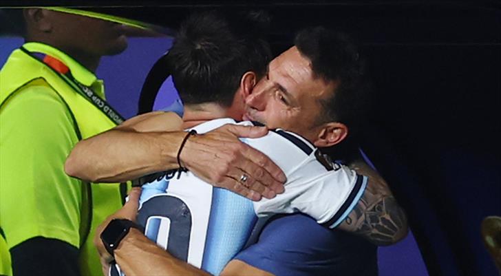 Lionel Scaloni: "Messi istediği sürece en iyisi olmaya devam edecek"