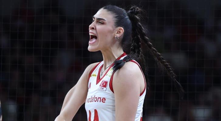 Milli voleybolcu Karmen Aksoy ameliyat oldu