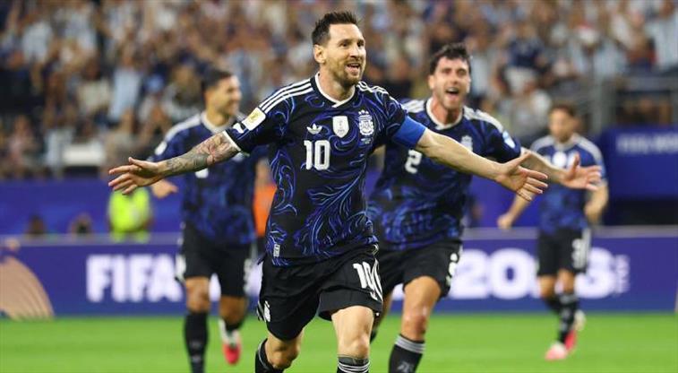 Messi şov devam ediyor! Arjantin 3'te 3'le son 32'de