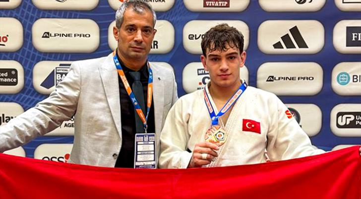 Mustafa Berat Şimşek, Çekya'da bronz madalya kazandı