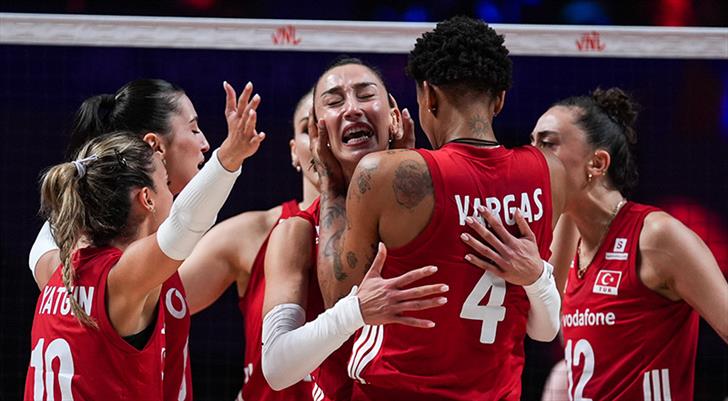 A Milli Kadın Voleybol Takımı'na tebrik yağmuru