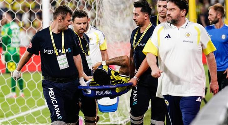 Yıldız isimden Fenerbahçe'ye kötü haber! Sedyeyle çıktı