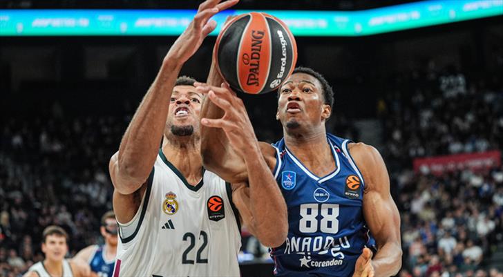 İlk galibiyet! Anadolu Efes evinde Real Madrid'i devirdi