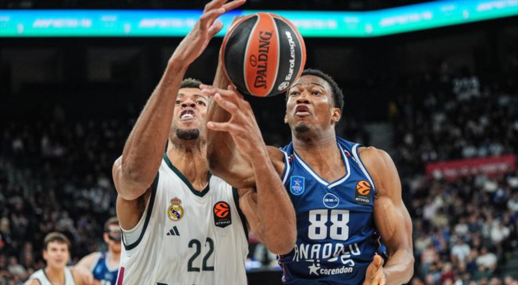 İlk galibiyet! Anadolu Efes evinde Real Madrid'i devirdi